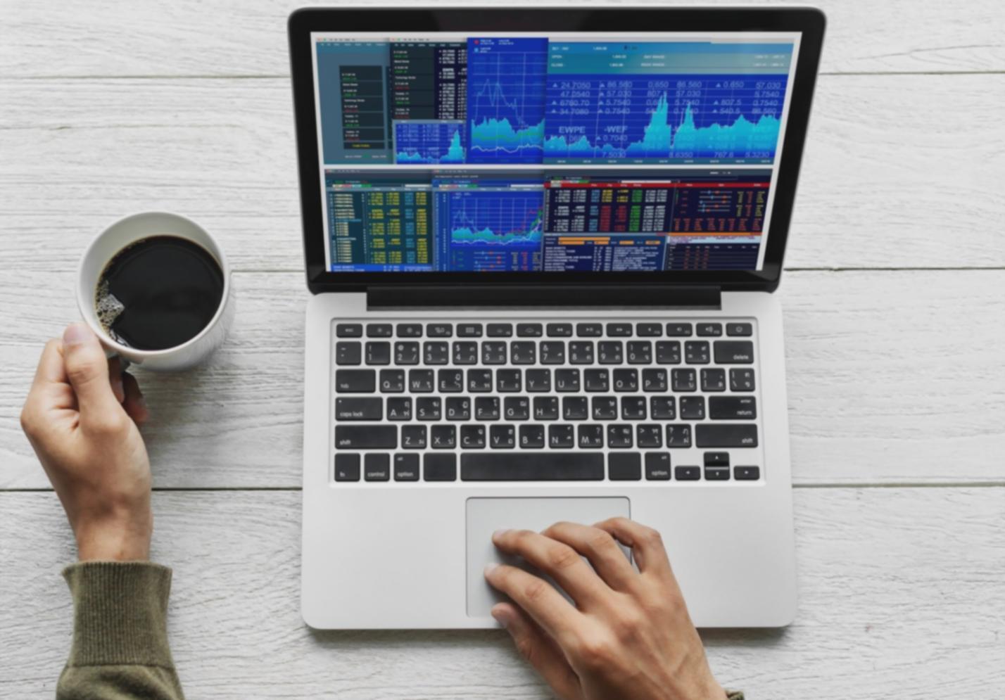 Workshop-Teilnehmer bei der praktischen Arbeit an SEO-Texten