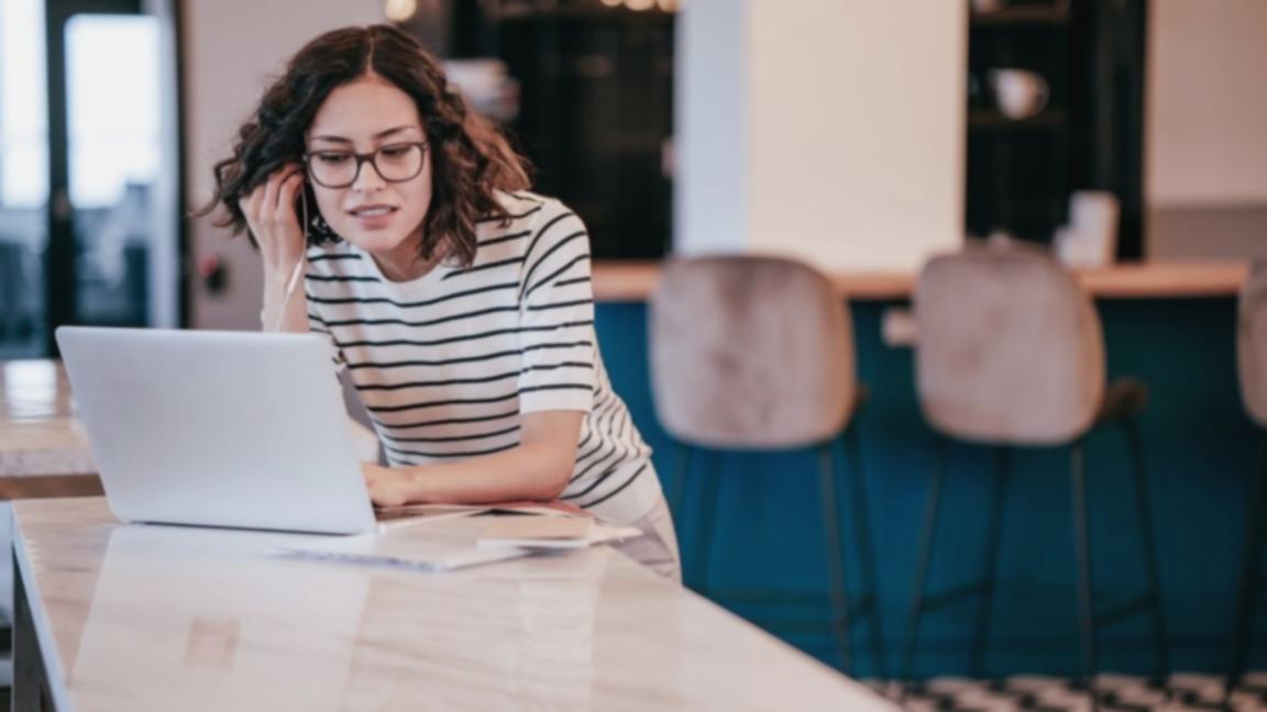 Teilnehmer beim praktischen Schreibprojekt während unseres Webinars